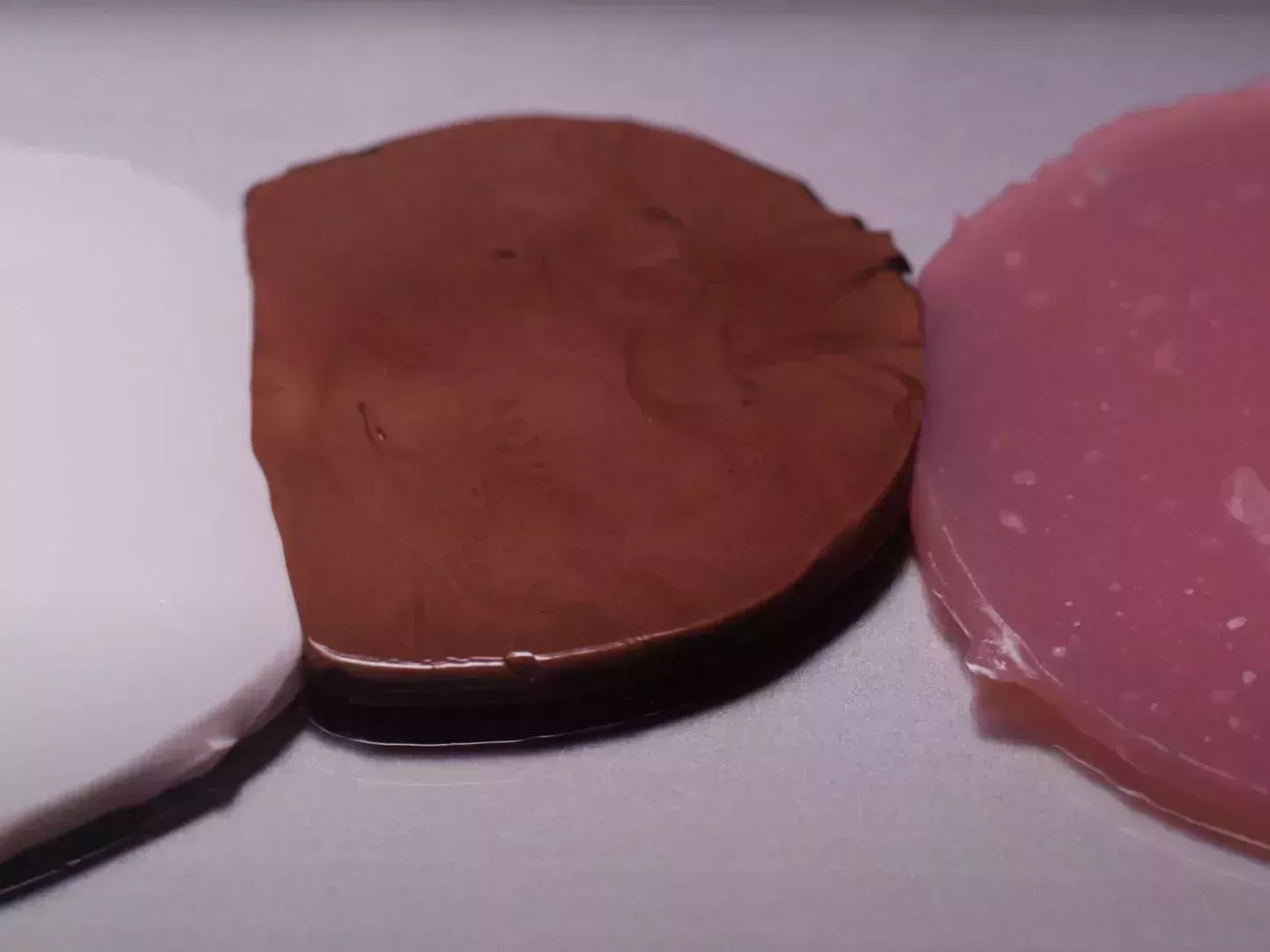 Tre olika färger för infärgning av smörjmedel