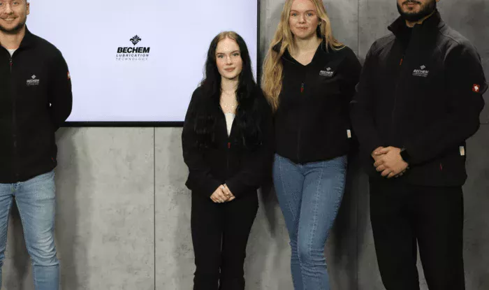 Fyra personer står i filmstudion och presenterar