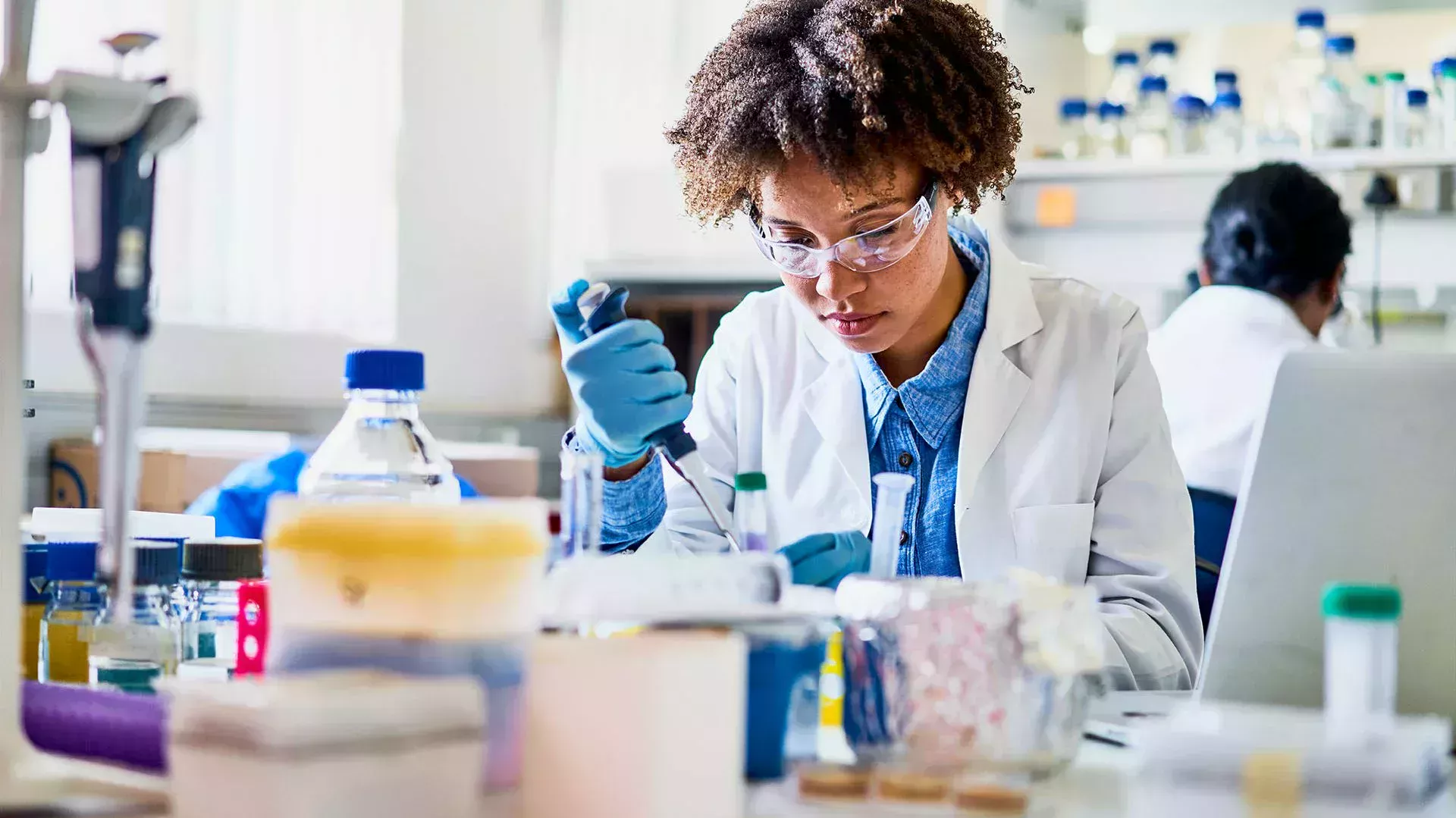 Kvinna experimenterar i labbet