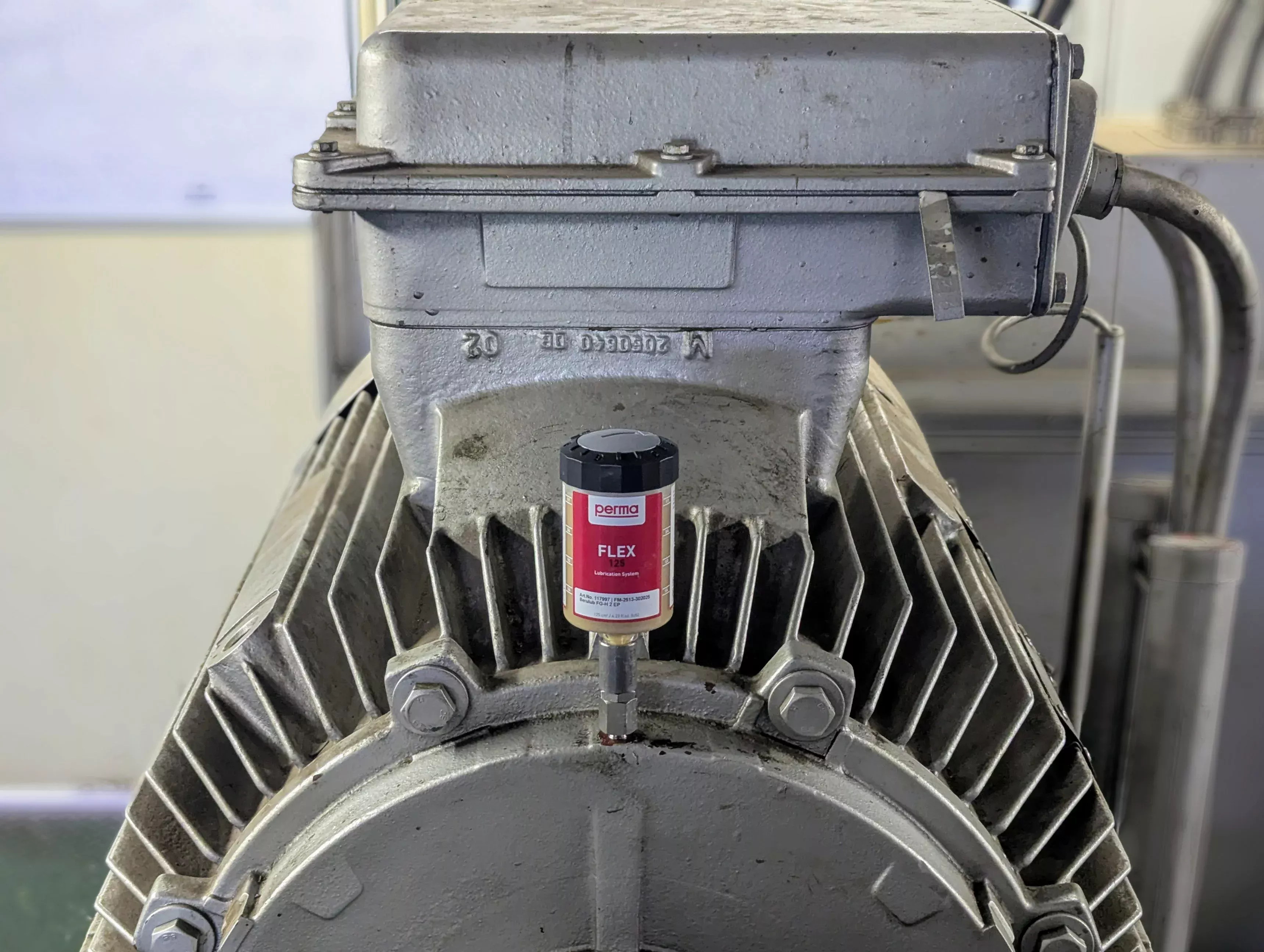 Perma-dispenser som används på en maskin