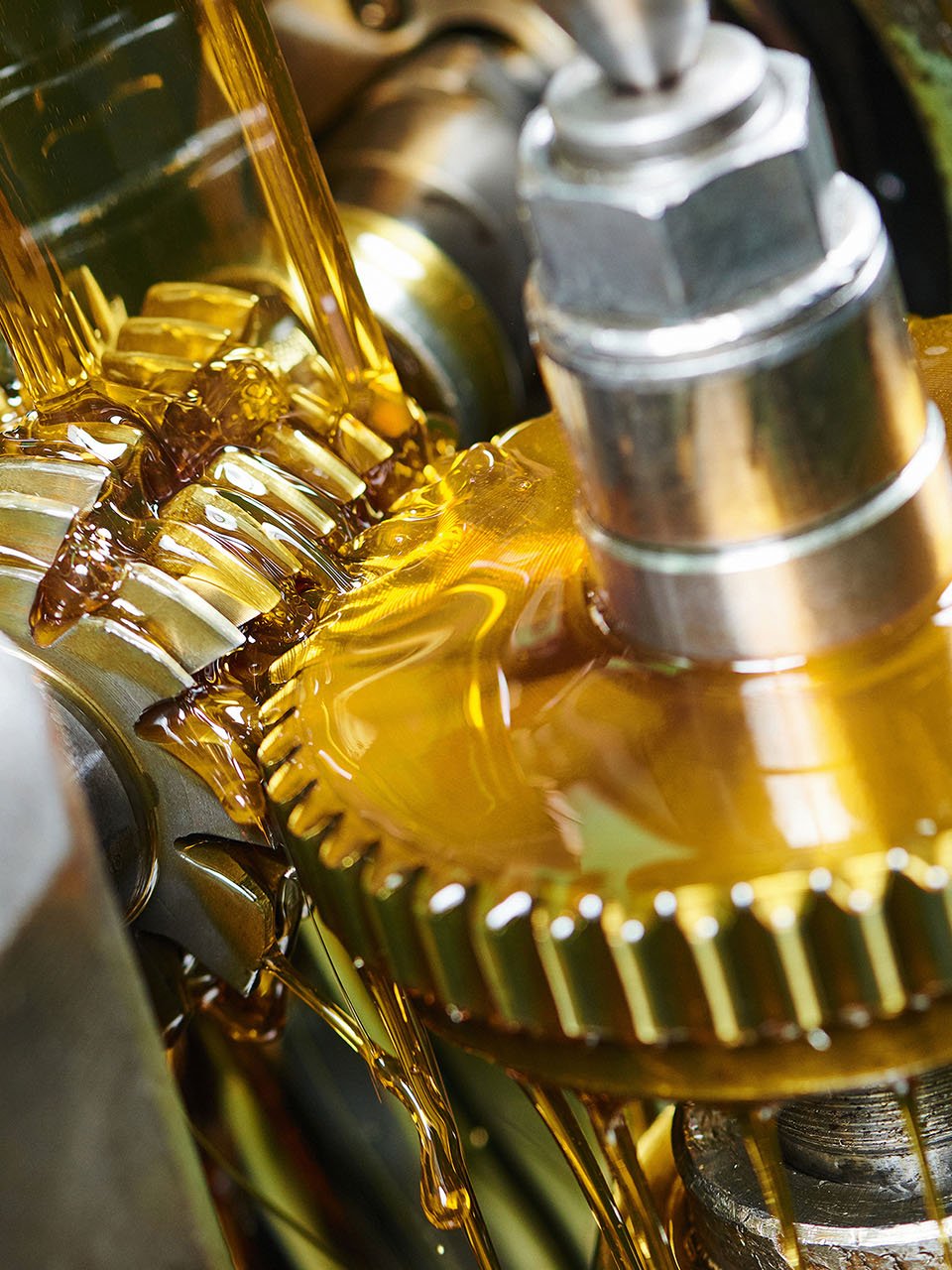 Gul olja droppar över maskinen