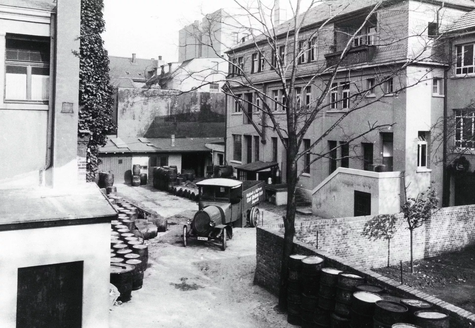 Gammal fabrikslokal i svartvitt