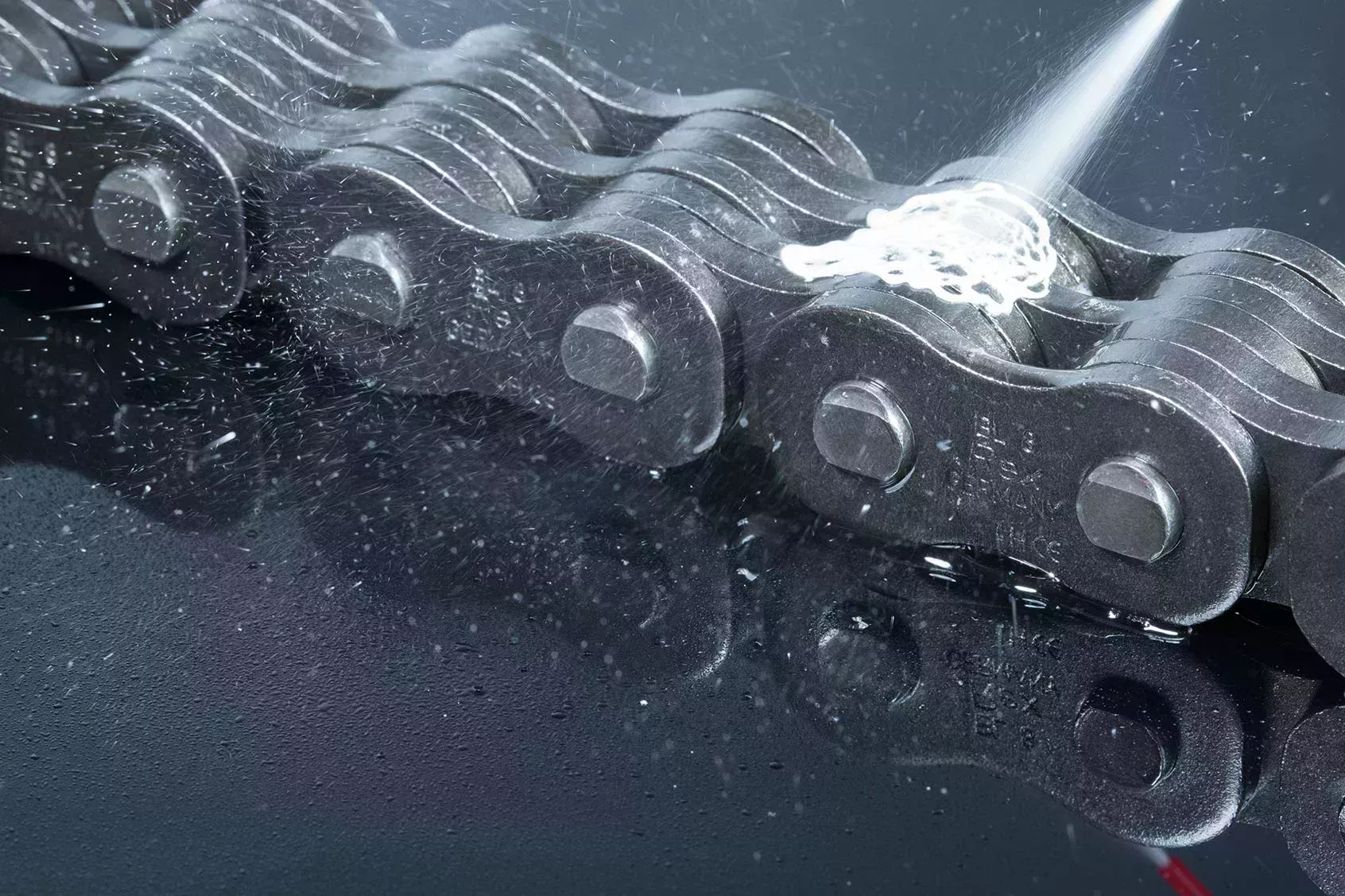 Kedjeolja appliceras på kedjor