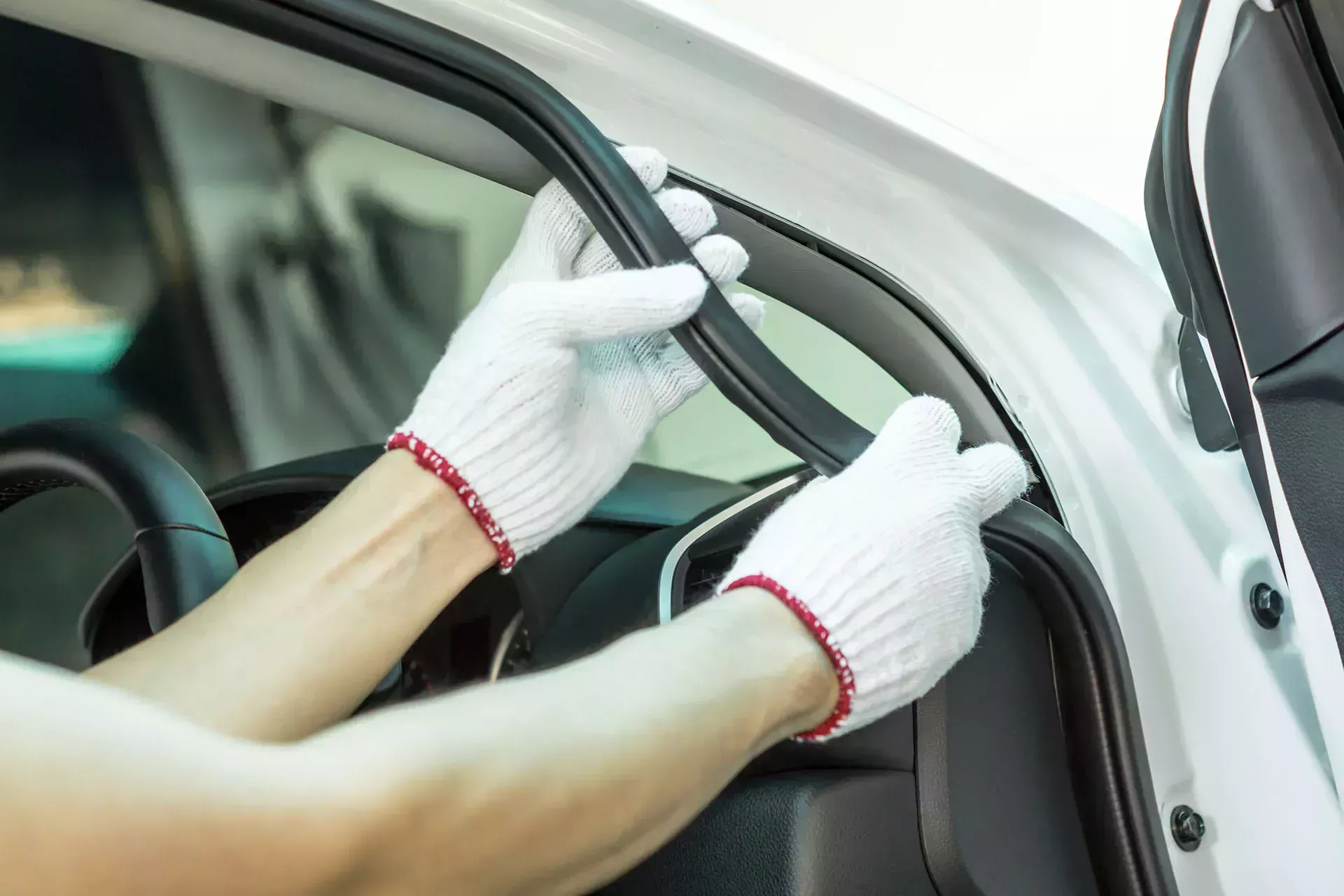 Svart tätning sätts in i dörrfalsen