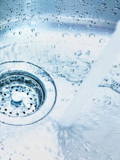 Bricka i rostfritt stål med avlopp