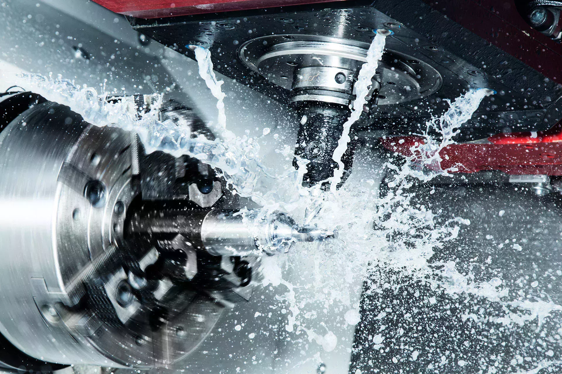 Kylande smörjmedel sprutar ut på maskinen