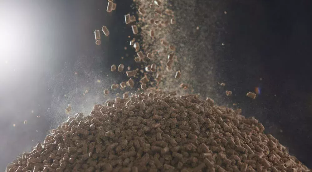 Pellets faller ner på ett stort berg