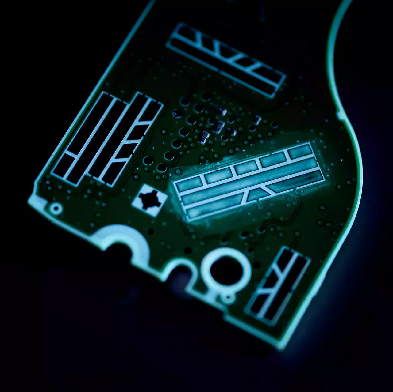 Smörjfilm på komponentytan som lyser under UV-ljus