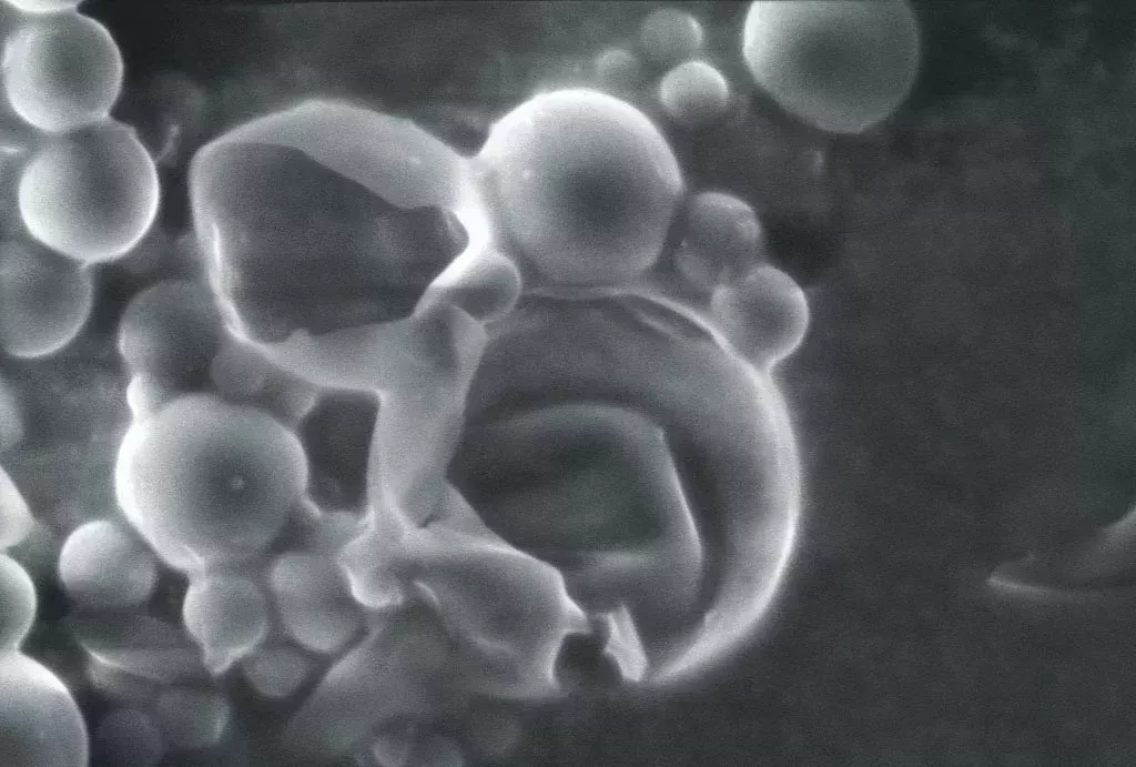 Resultat av mikrokapslarna upplösta i vatten