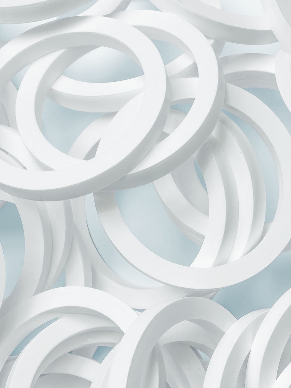 Massor av vita O-ringar på ljusblå bakgrund