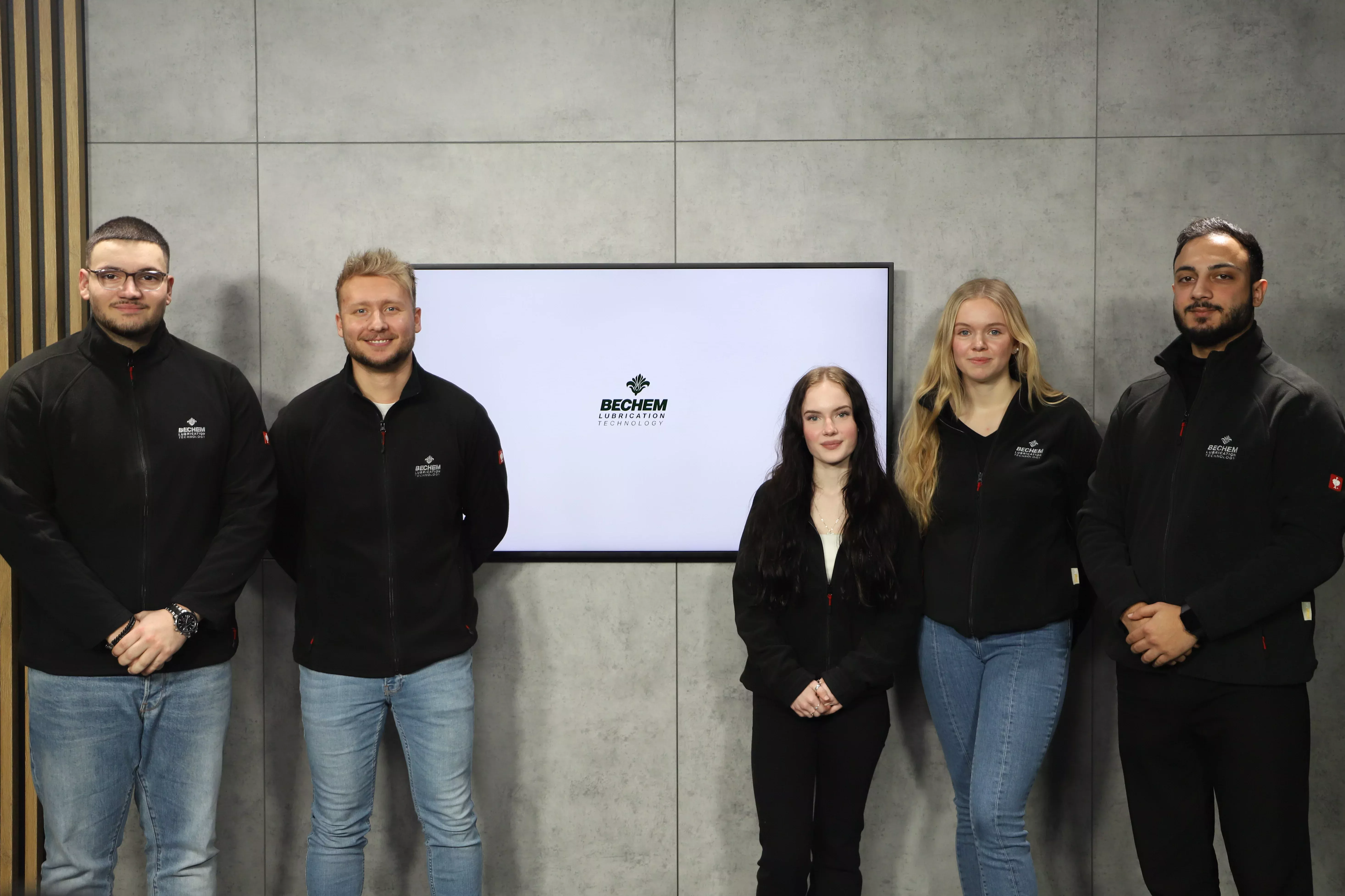 Fyra personer står i filmstudion och presenterar