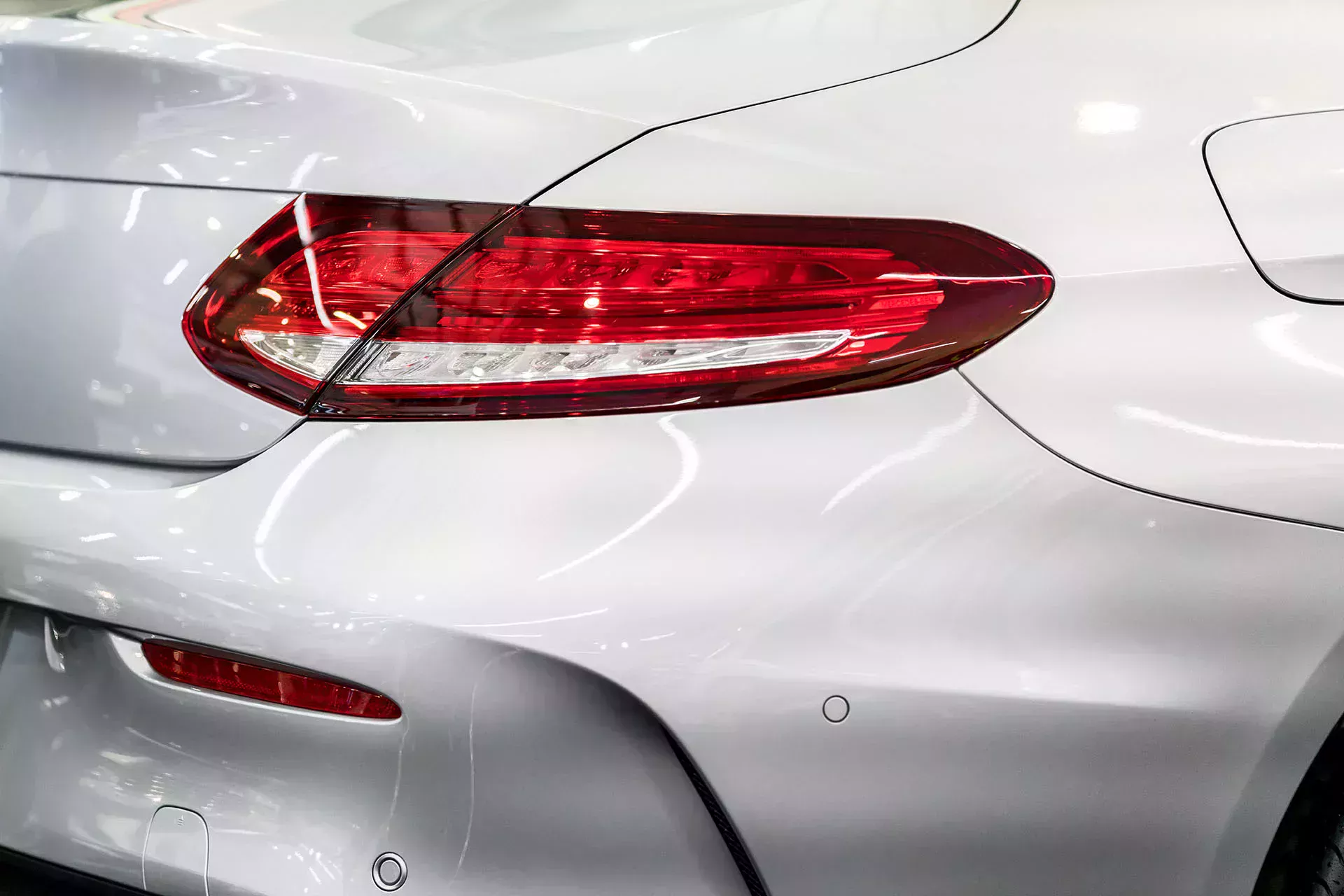 Bakljus från en vit bil