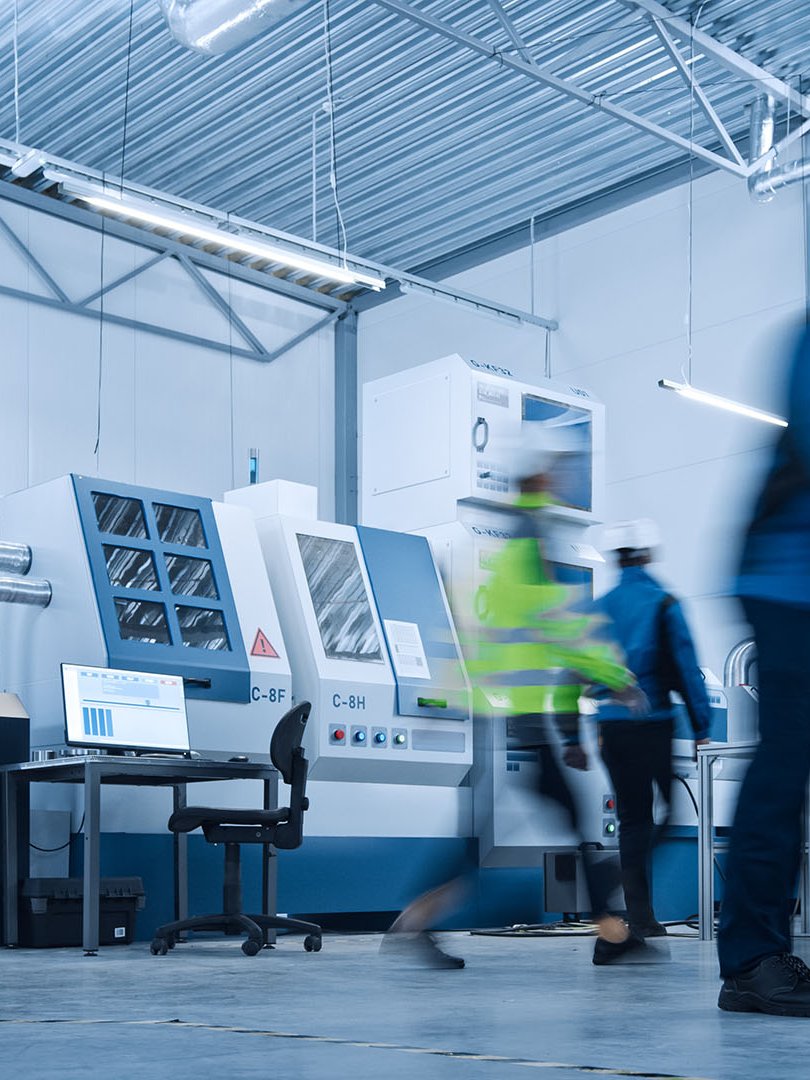 Människor arbetar i skyddsdräkter