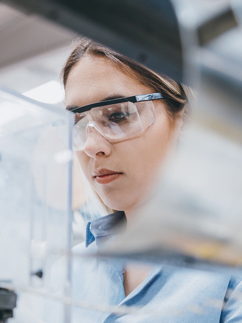 Ung kvinna med skyddsglasögon