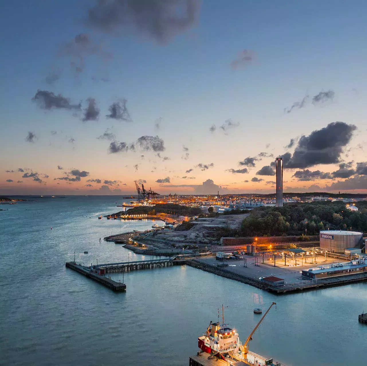 Elbe på kvällen i Hamburg
