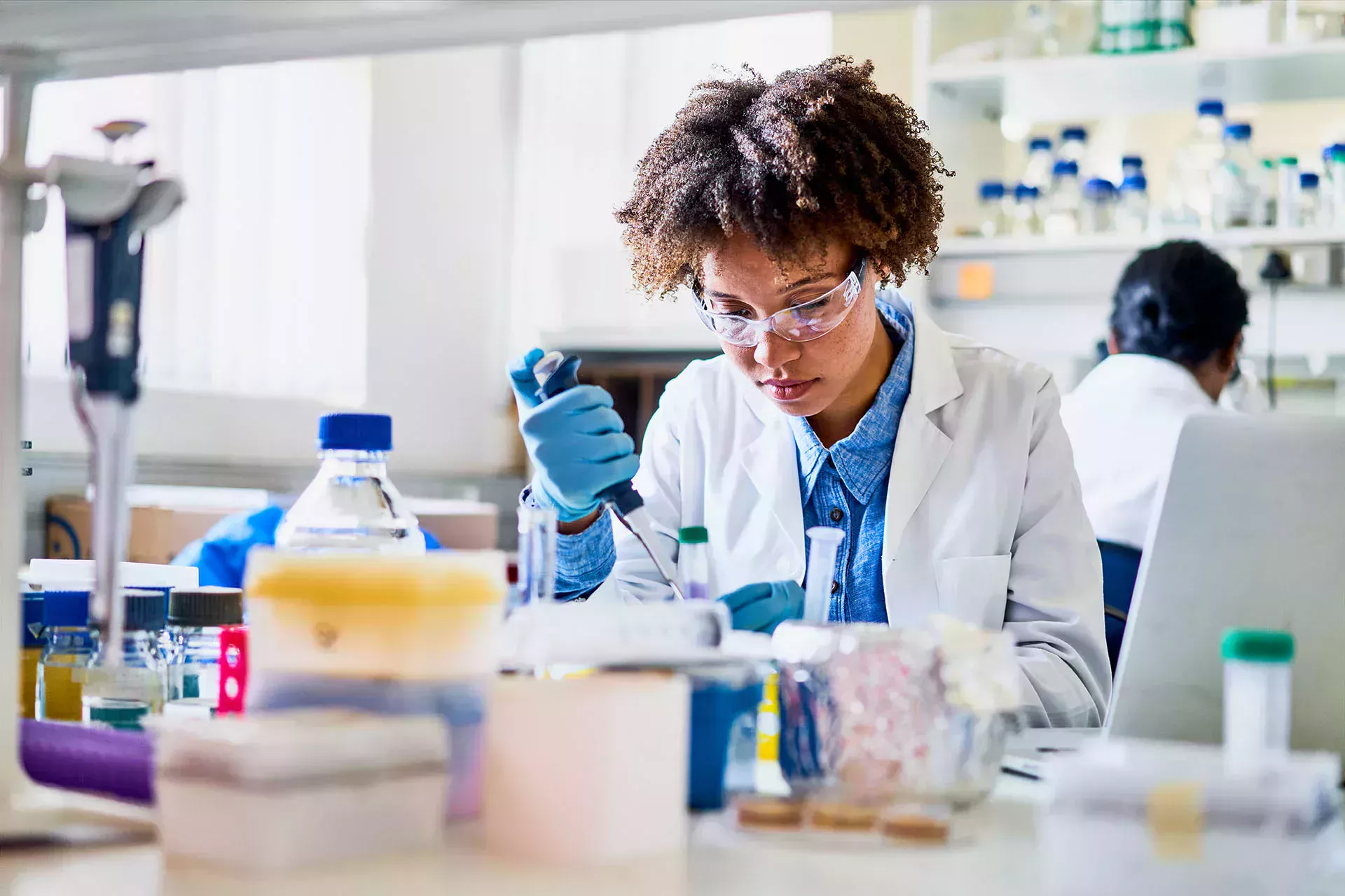Kvinna experimenterar i labbet